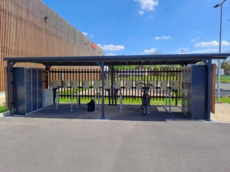 Station solaire recharge vélo trottinette petite voiture électrique